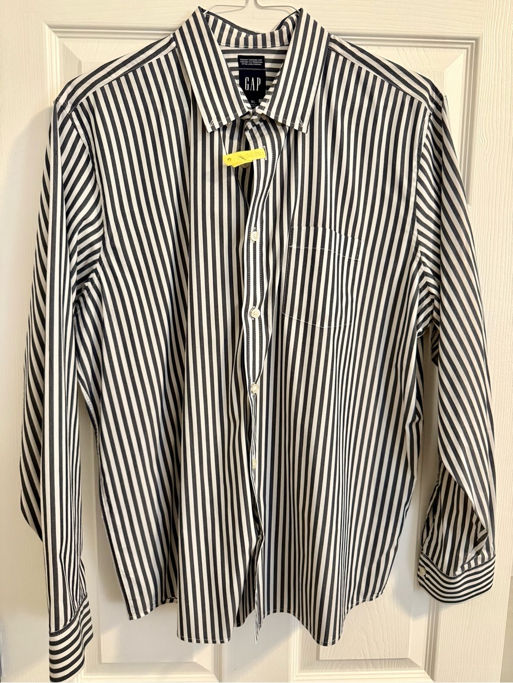GAP Men's Black & White Vertical Stripe Button-Down Shirt XL